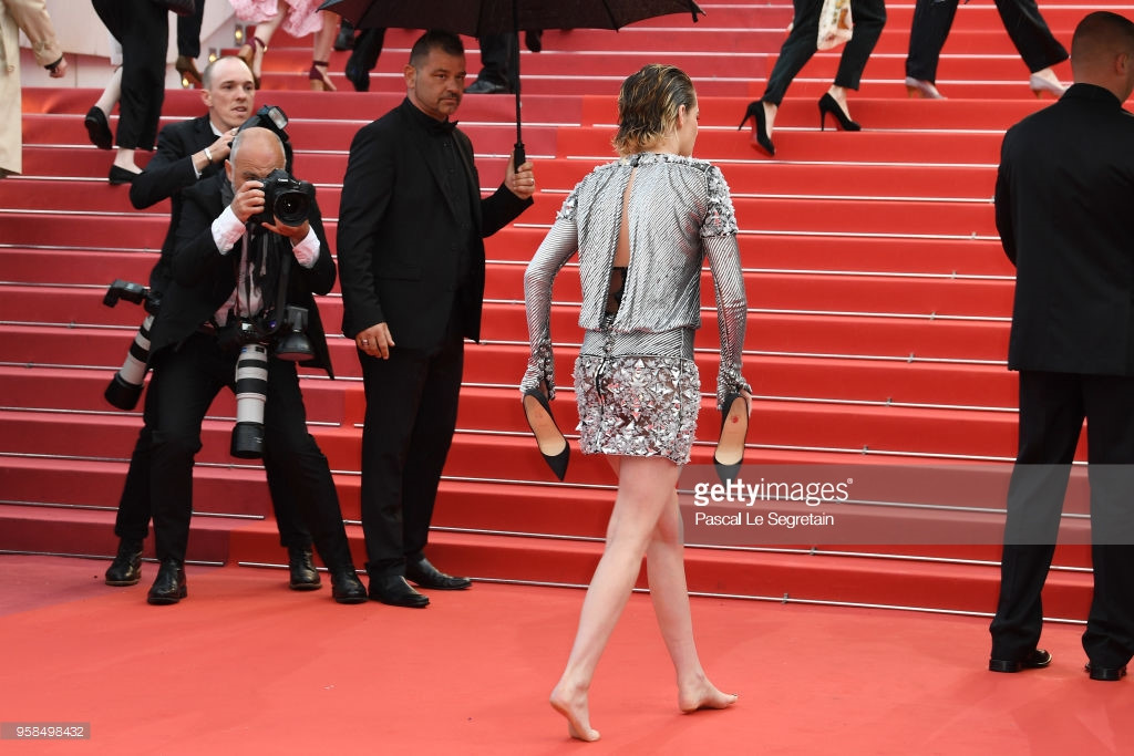 Thảm đỏ Cannes 2018: Kristen Stewart gây xôn xao vì cởi giày đi chân trần trong ngày thứ bảy
